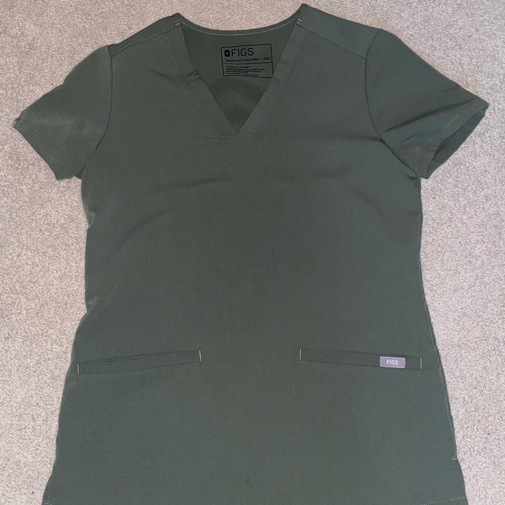 Casma™ Three-Pocket Scrub Top